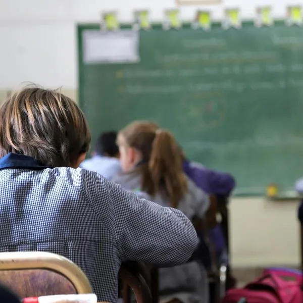 Extraña muerte en un colegio de Bogotá: una niña falleció al atorarse consumiendo un mamoncillo y la familia pide justicia por el hecho. 