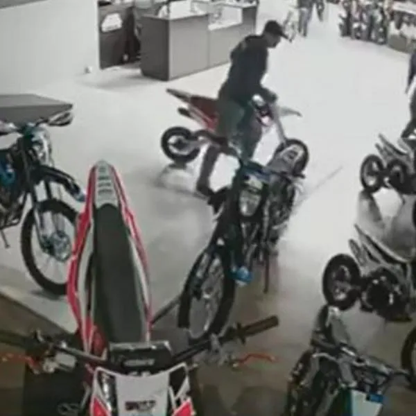 Robaron concesionario recién inaugurado en Bogotá y ladrones se llevaron hasta 7 motos y varios cascos. Pérdida asciende a 90 millones de pesos. 