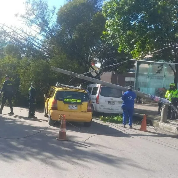 Árbol gigante cayó cerca del centro comercial Centro Suba, en Bogotá; hay varios carros afectados también por colapso de poste. 