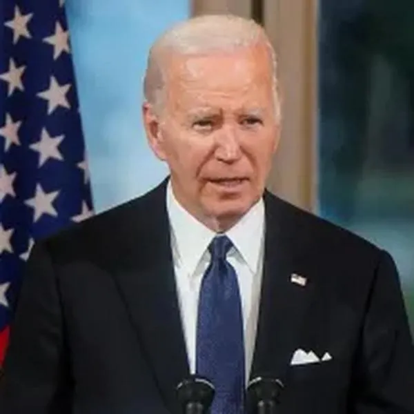 Biden anuncia medidas que facilitarán la residencia para migrantes casados en EE.UU.