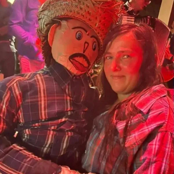 Brasileña asegura que está casada con un muñeco de trapo y que tiene hijos con él, se duda de su salud mental
