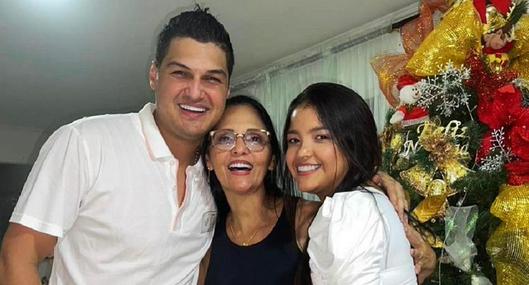 Élder Dayán Díaz con su mamá y su hermana