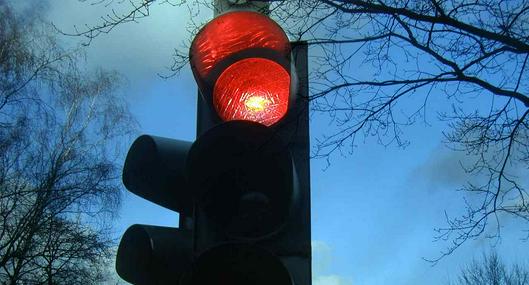 Foto de semáforo, en nota de qué significa cuando hay una luz roja intermitente 