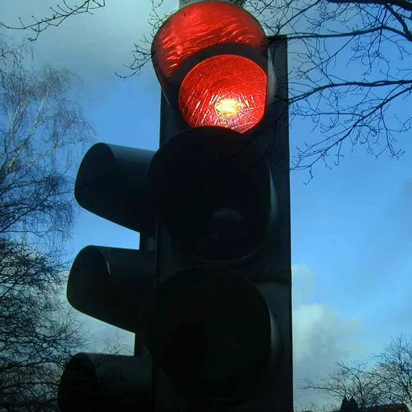 Foto de semáforo, en nota de qué significa cuando hay una luz roja intermitente 