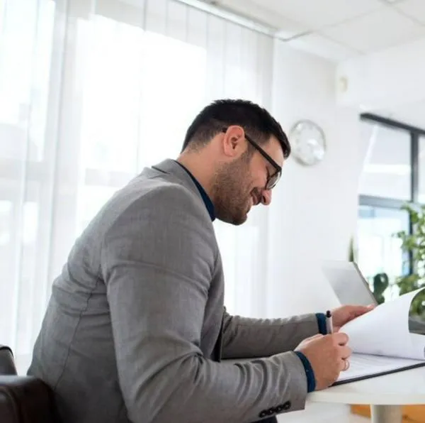 Personas en entrevista de trabajo. En relación con oferta laboral en Bogotá.