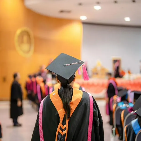 Derechos de grado serán gratis para muchos universitarios por nueva ley