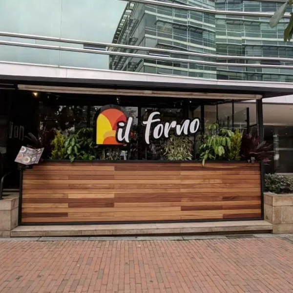 Quién es el dueño del restaurante Il Forno en Colombia y cuántos locales tienen