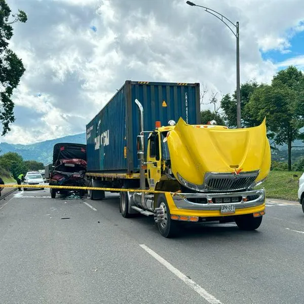 Aparatoso accidente entre dos camiones dejó un conductor muerto en Girardota, Antioquia