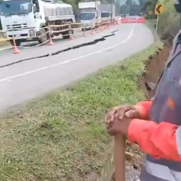 : Reportan desprendimiento de la bancada en la vía Panamericana, en Cauca