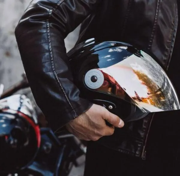 Motociclistas en Bogotá. Em relación a cambiatón de cascos.