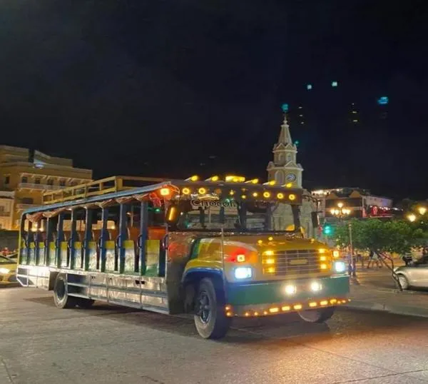 Prohíben licor y música en vivo en populares chivas rumberas de Cartagena