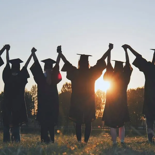 Estudiantes graduándose