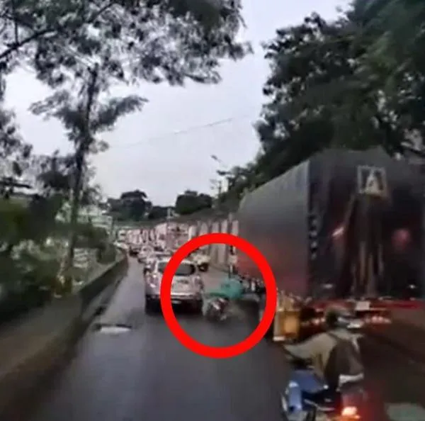 Motociclista se resbaló y murió al ser aplastado por la llanta de un camión en Medellín