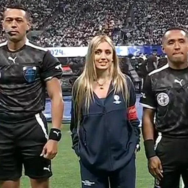 Morena Beltrán, periodista argentina que posó con árbitros hoy en Copa América