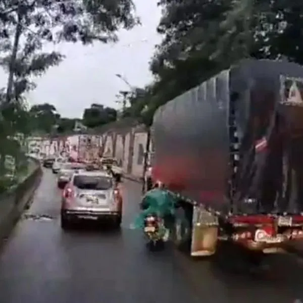 Motociclista en Medellín murió por hacer maniobras al lado de un camión