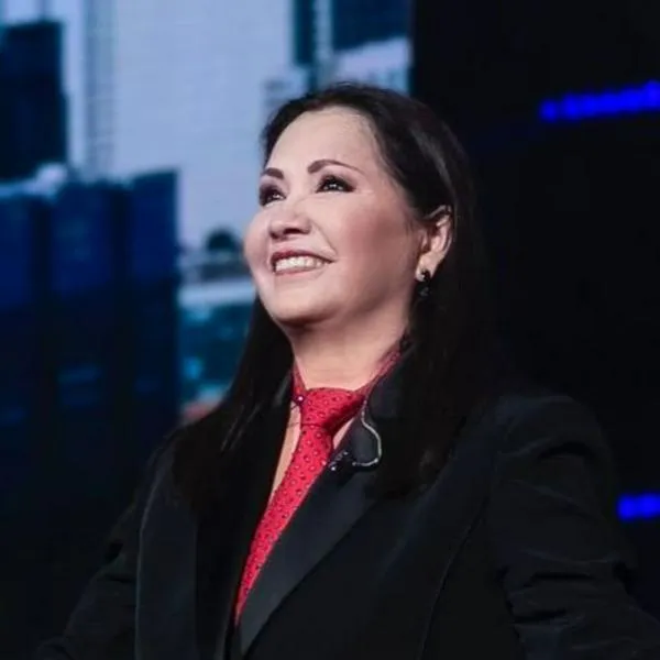 Ana Gabriel se puso la camiseta del Bucaramanga en pleno concierto