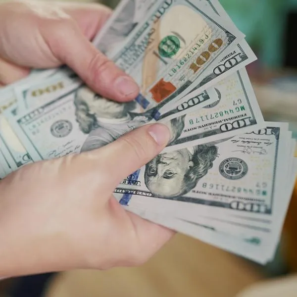 Dólar hoy se pegó dura bajada, a la espera de datos clave en Estados Unidos
