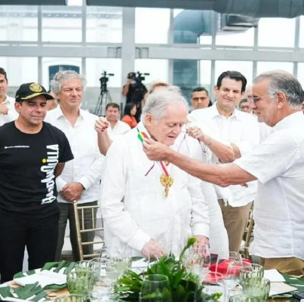 Condecoran en Barranquilla al empresario Luis Carlos Sarmiento Ángulo por su trayectoria económica