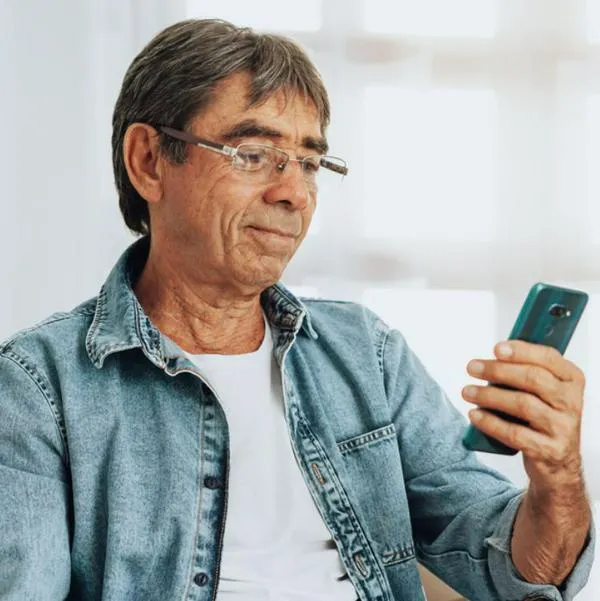 Foto de hombre contento, en nota sobre por qué facturas electrónica sirven para personas del común en Colombia