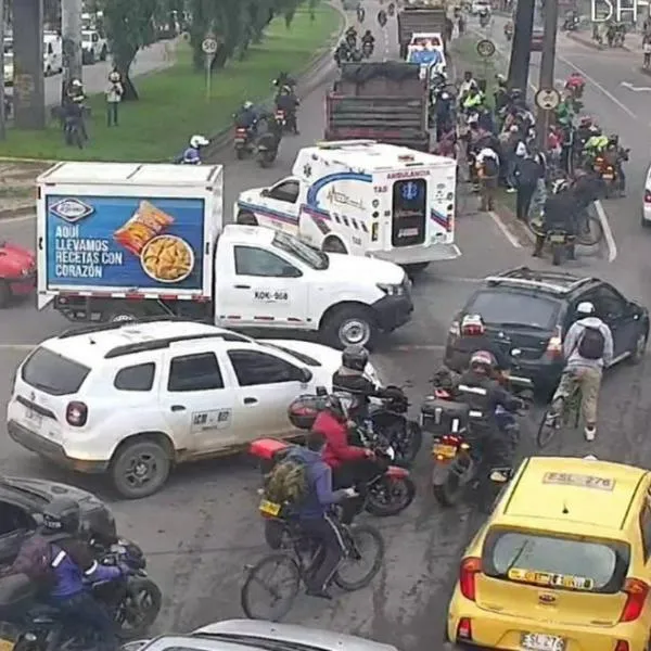 Video del accidente en el que murió ciclista arrollado por camión, en Bogotá. El hecho se dio en plena avenida Boyacá, cuando el deportista se cruzaba. 