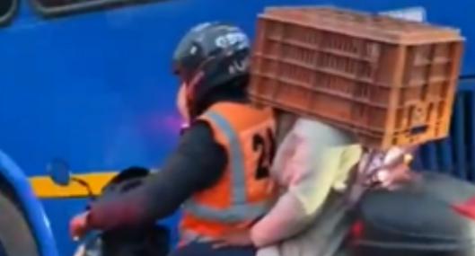 [Video] Irresponsable mujer en moto usó canasto como casco, en Bogotá; hay indignación