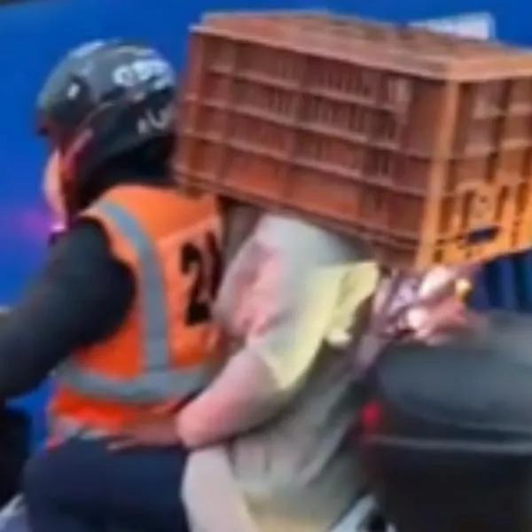 [Video] Irresponsable mujer en moto usó canasto como casco, en Bogotá; hay indignación
