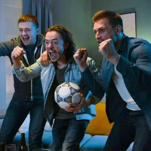 Foto de fanáticos de fútbol, en nota de dónde ver los partidos de Copa América por fuera de Colombia 