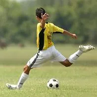 Foto de futbolistas, en nota sobre cuál es el país con más equipos de fútbol del mundo 