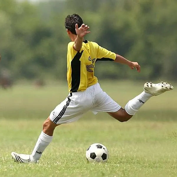 Foto de futbolistas, en nota sobre cuál es el país con más equipos de fútbol del mundo 