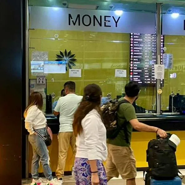 Dólar en Colombia vuelve a bajar: así está el precio en casas de cambio