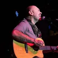 A Santiago Cruz le destrozaron la guitarra en un vuelo y la pasó mal: “Falta de respeto"