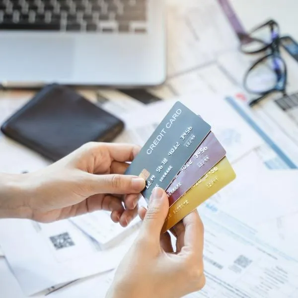 Tarjetas de crédito bajarían tasas de interés por baja inflación en Colombia