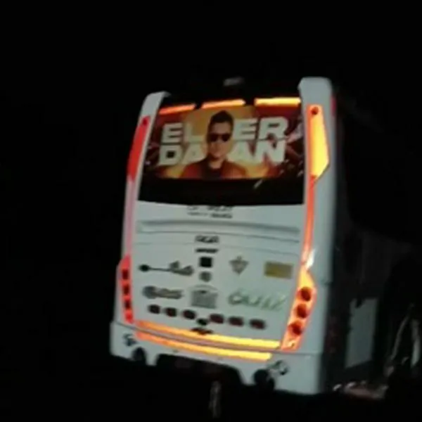 Bus de la agrupación de Elder Dayán Díaz se accidentó en carreteras de La Guajira