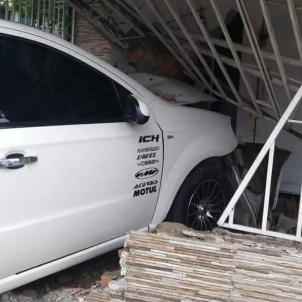 Accidente de tránsito dejó carro dentro de una casa y conductor iría borracho