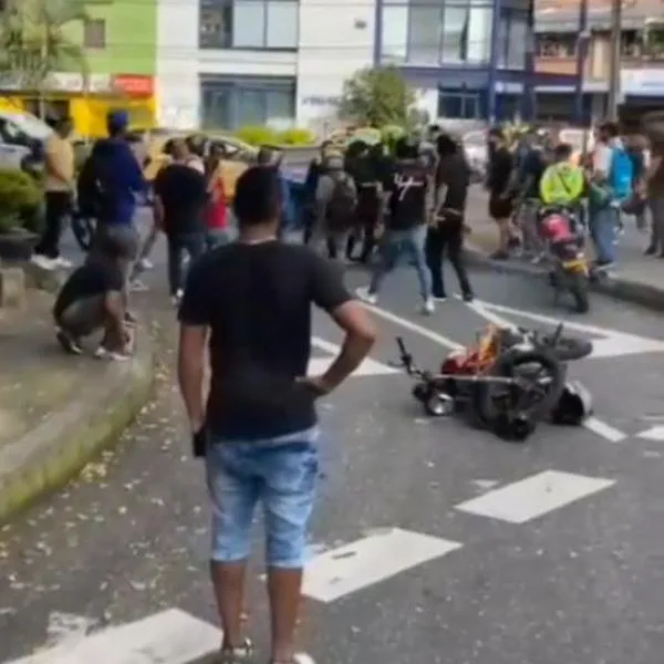 Momento en el que golpean a dos ladrones en Belén, Medellín, y les queman la moto. Habrían robado a una adulta mayor