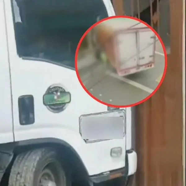 Dos patrulleros arrollados por camión en Bogotá están siendo operados de urgencia