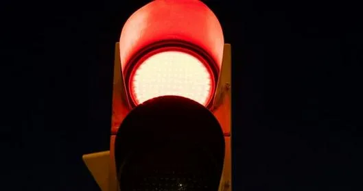 Qué hacer si el semáforo está intermitente en rojo: cómo actuar de manera segura