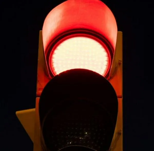 Qué hacer si el semáforo está intermitente en rojo: cómo actuar de manera segura