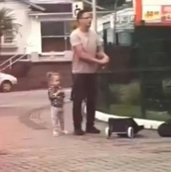 Padre mató a un sujeto que lo amenazó a él y a su pequeña hija en plena calle en Brasil