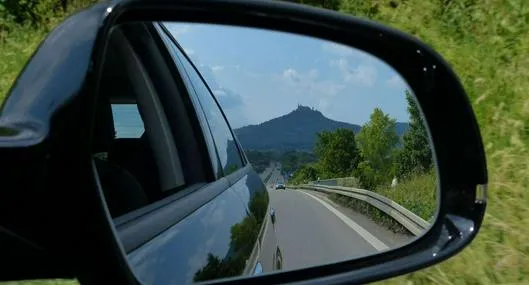 Foto de carro mirando atrás, en nota sobre qué se debe ver en espejos retrovisores: guía para saber que están bien puestos