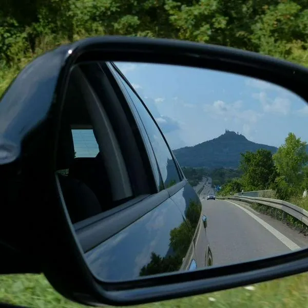 Foto de carro mirando atrás, en nota sobre qué se debe ver en espejos retrovisores: guía para saber que están bien puestos