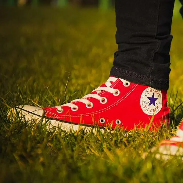 Foto de tenis, en nota de para qué sirven los dos agujeros laterales de las zapatillas Converse