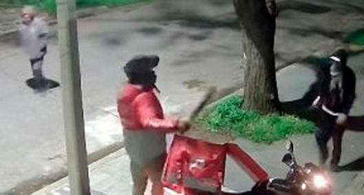 Video: domiciliario evitó robo y atacó con machete a presuntos ladrones