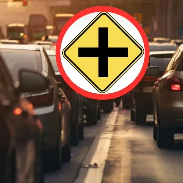 Foto de intersección de vías, en nota de qué significa la cruz negra con fondo amarillo en señal de tránsito: hay peligro