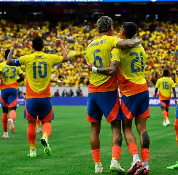 Selección Colombia llegó de traje para enfrentar a Paraguay: videos y fotos
