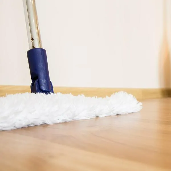 ¿Por qué el piso queda manchado después de trapear?