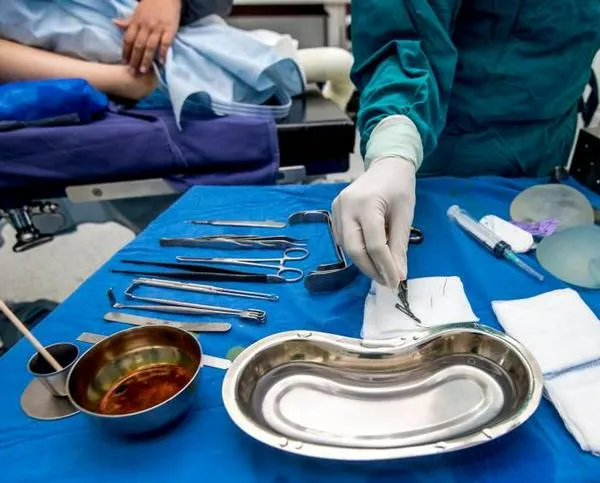 EPS en la mira: Corte las obligó a cubrir el retiro de biopolímeros y complicaciones por implantes