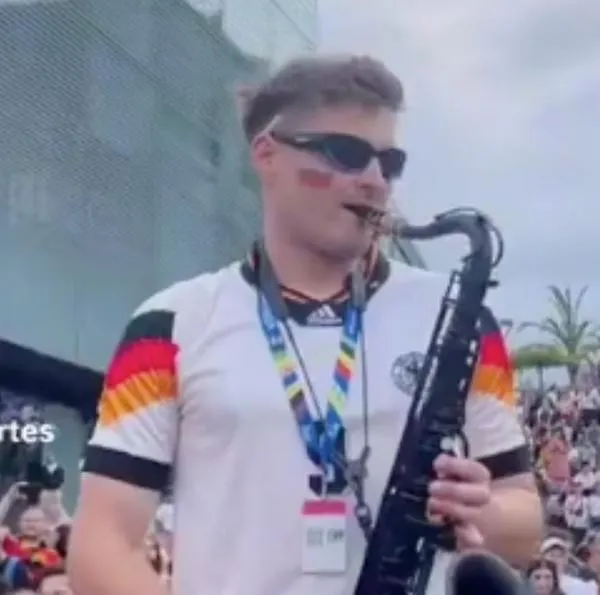 Hincha puso a bailar a todos con su saxofón