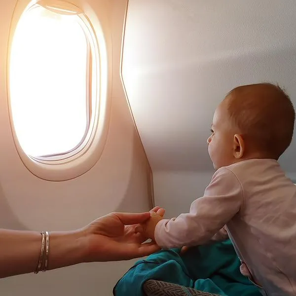 Bebé en avión, en nota sobre qué pasa si un niño nace en un vuelo