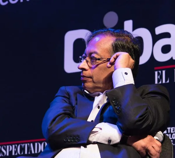Petro insiste en que tiene prohibidas chuzadas: culpa a "grupos nazis" de inventar cosas